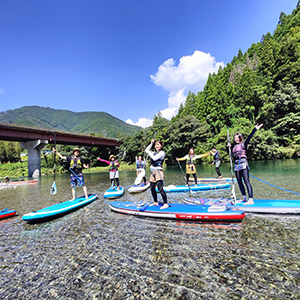 SUPに立って川に浮く