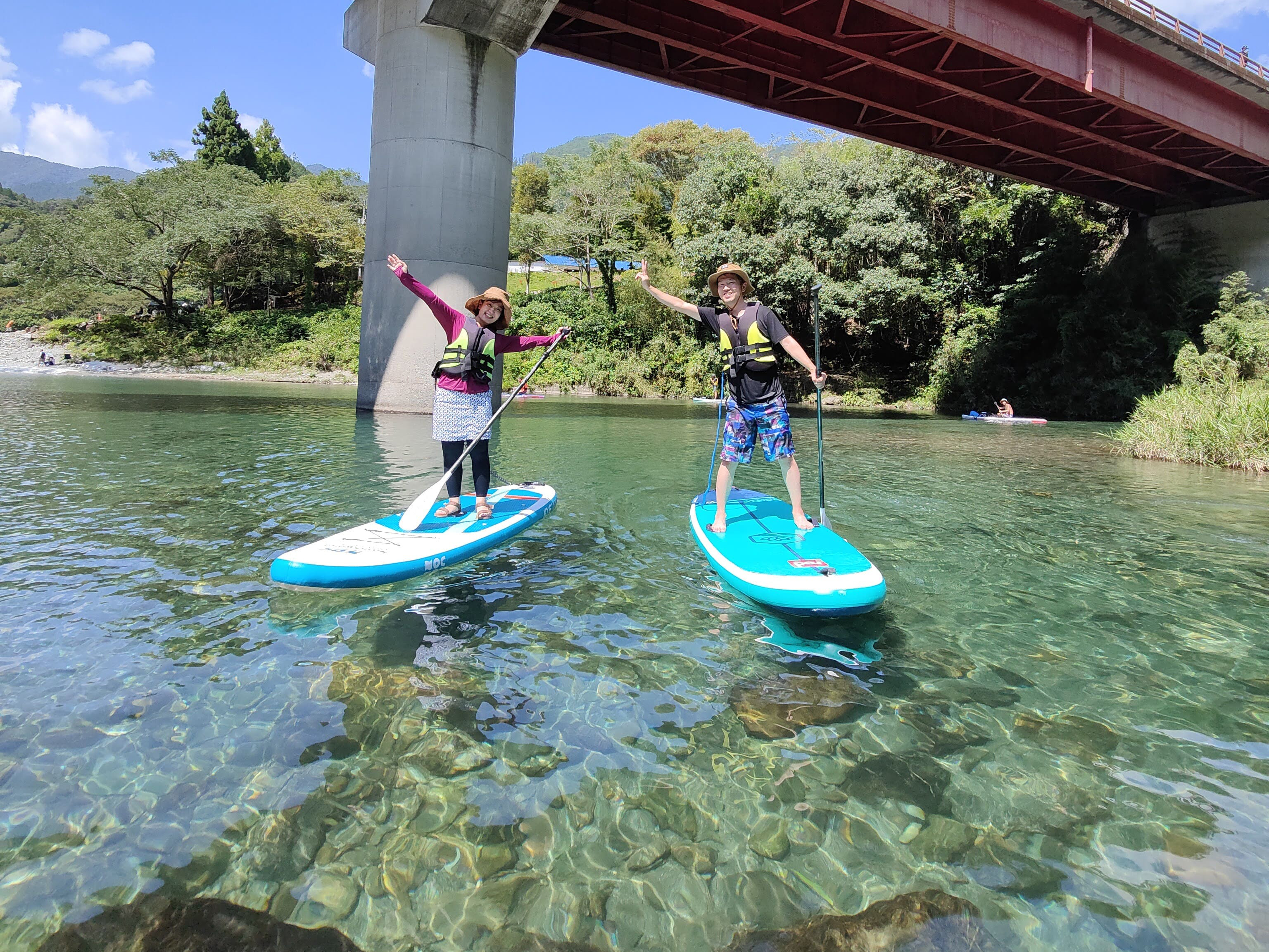 川に浮いたsupに立つ様子